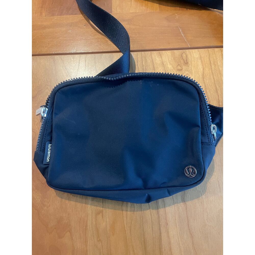 Lululemon Everywhere Belt Bag 1L Navy Blue Crossbody Waist Fanny Pack Unisex - Picture 2 of 7
